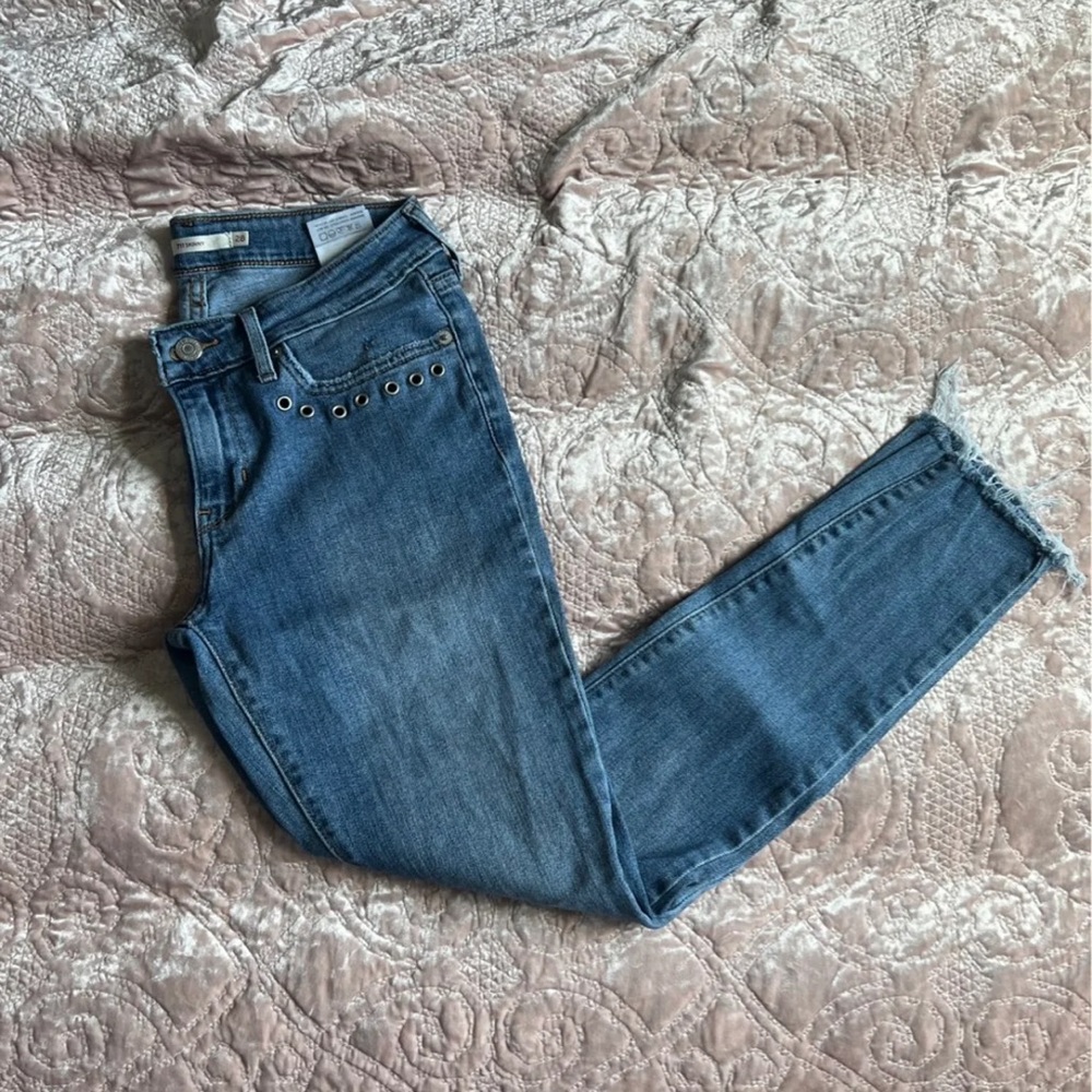 Levi’s 711 grommet skinny jeans